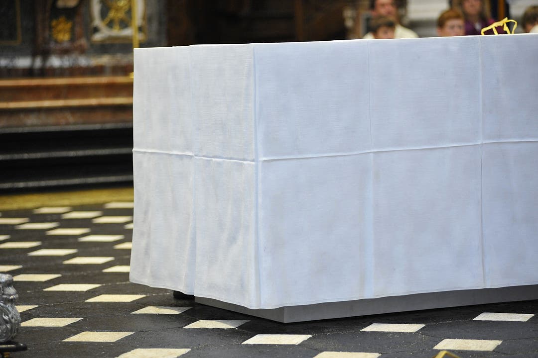 Der neue Altar: Sieht aus wie ein Tuch, ist aber aus weissem Marmor.