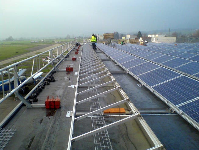 Auf dem Dach eines Hangars des Grenchner Flughafens hat es bereits eine Solaranlage .