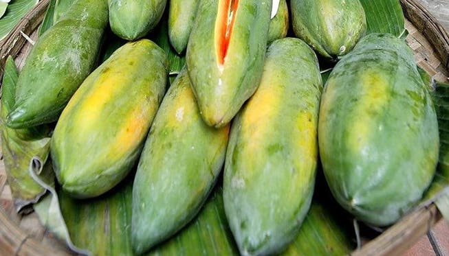 Papaya auf einem Markt in Thailand