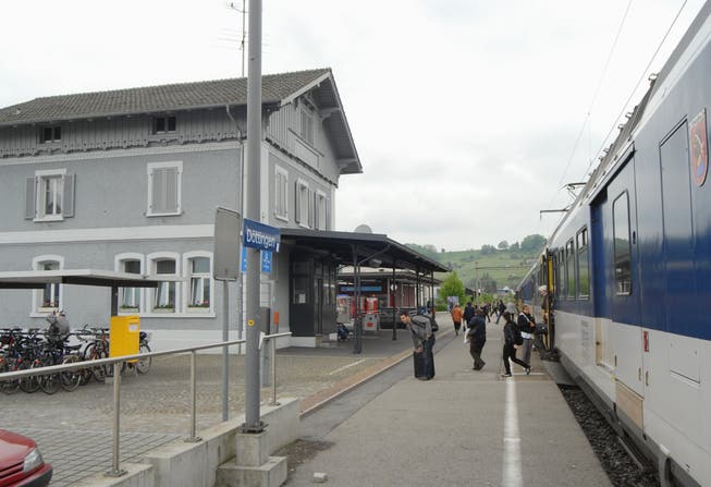 Reisende am Bahnhof Döttingen: Der Schalter macht ab 1. Mai früher dicht