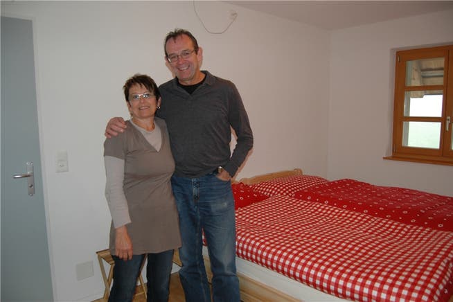 Ellen und Beat Walker in einem ihrer Gästezimmer, welches man für 50 Franken pro Nacht mieten kann.