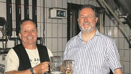 Alex Künzle (l., «Öufi»-Brauerei Solothurn) stösst mit Wolfram Hemmelmann (Keiler Bier GmbH, Lohr am Main) an.