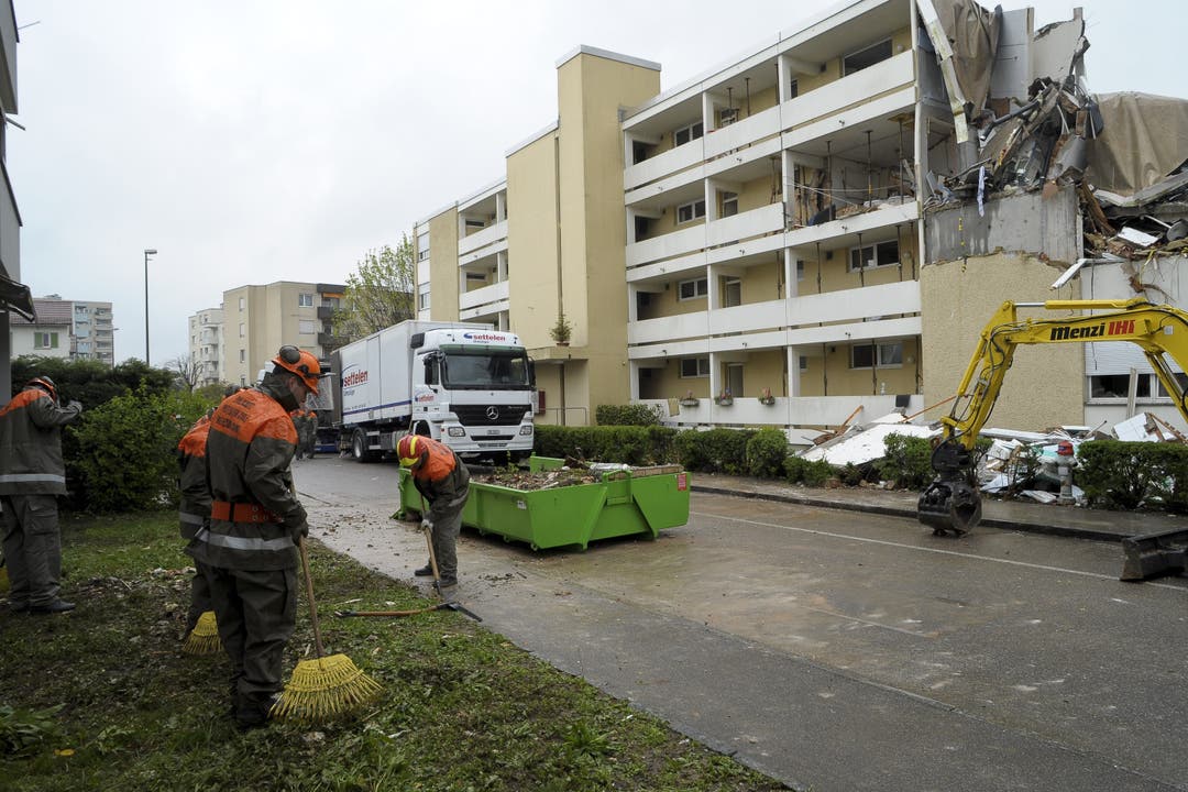 Aufräumarbeiten einen Tag nach der verheerenden Explosion in einem Mehrfamilienhaus in Pratteln