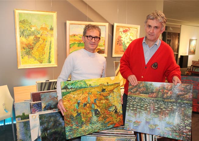 Galerist Thomas Dutoit (links) und René Brogli, der seine Sammlung mit Reproduktionen verkauft.sim