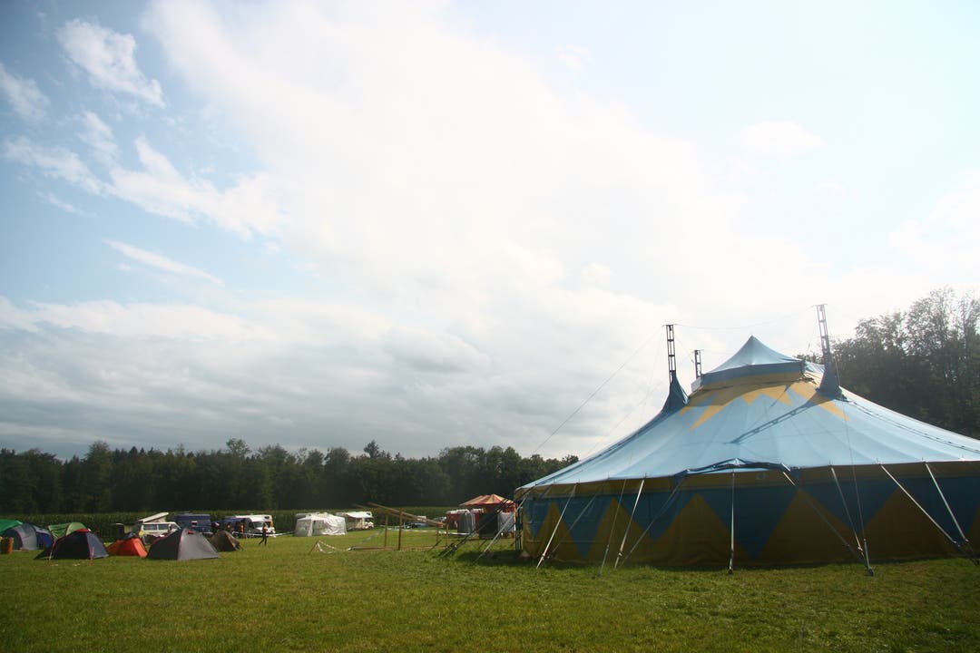 Dank vieler Zelte wie diesem konnte selbst der Regen den Besuchern die Laune nicht verderben