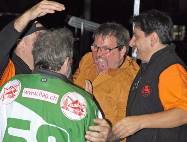 Rothrist-Trainer Manfred Bader (Zweiter von rechts) und die IHCR-Betreuer freuen sich über den Cupsieg.