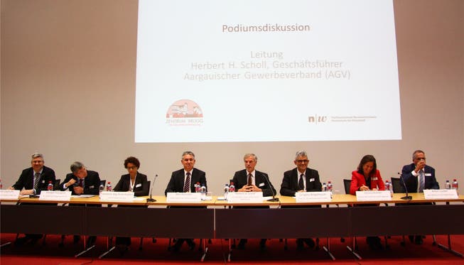 Referentinnen und Referenten; unter ihnen auch Regierungsrat Alex Hürzeler (vierter von links), der in seinem Vortrag über die Hightech-Initiative sprach.