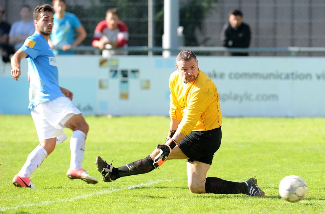 Goalie Amtonio Talerico (rechts, Windisch) kassiert einen weiteren Gegentreffer von Ivan Audino (links, Wil).