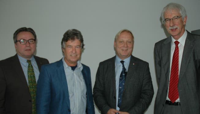 Regierungsrat Klaus Fischer und Kantonsrat Peter Brotschi geben ihre Präsidien an Landrat Marc Joset und Regierungsrat Urs Wüthrich vom Lanton Basel-Landschaft ab (von rechts)