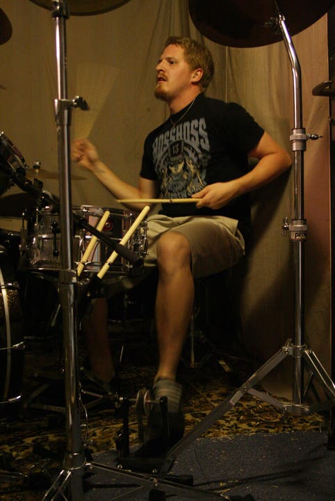 Roman Zeindler, 21, an den Drums