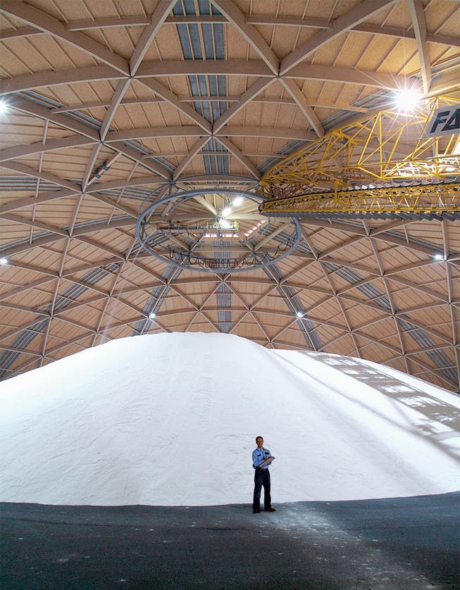 Salzvorrat im neuen Saldome: Bereits im September sind 120'000 Tonnen Streusalz eingelagert.