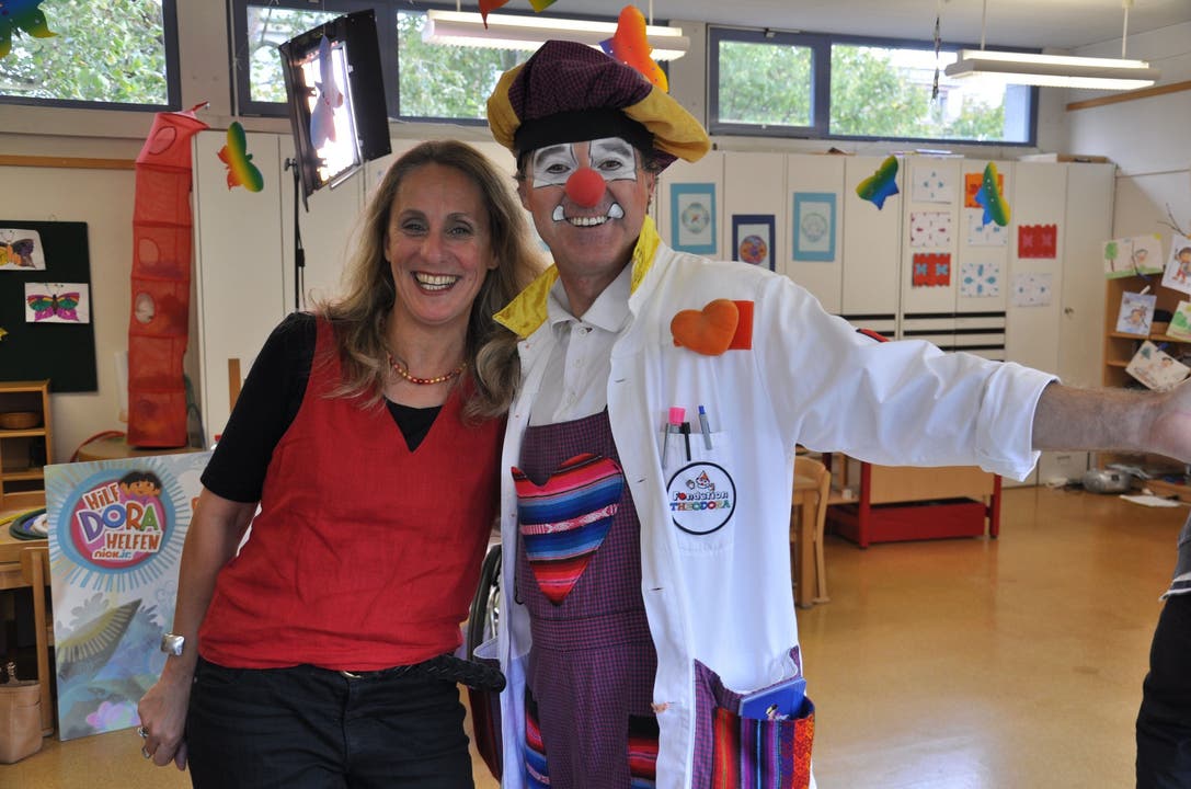 Kindergärtnerin Rita Odermatt mit Clown Kiko