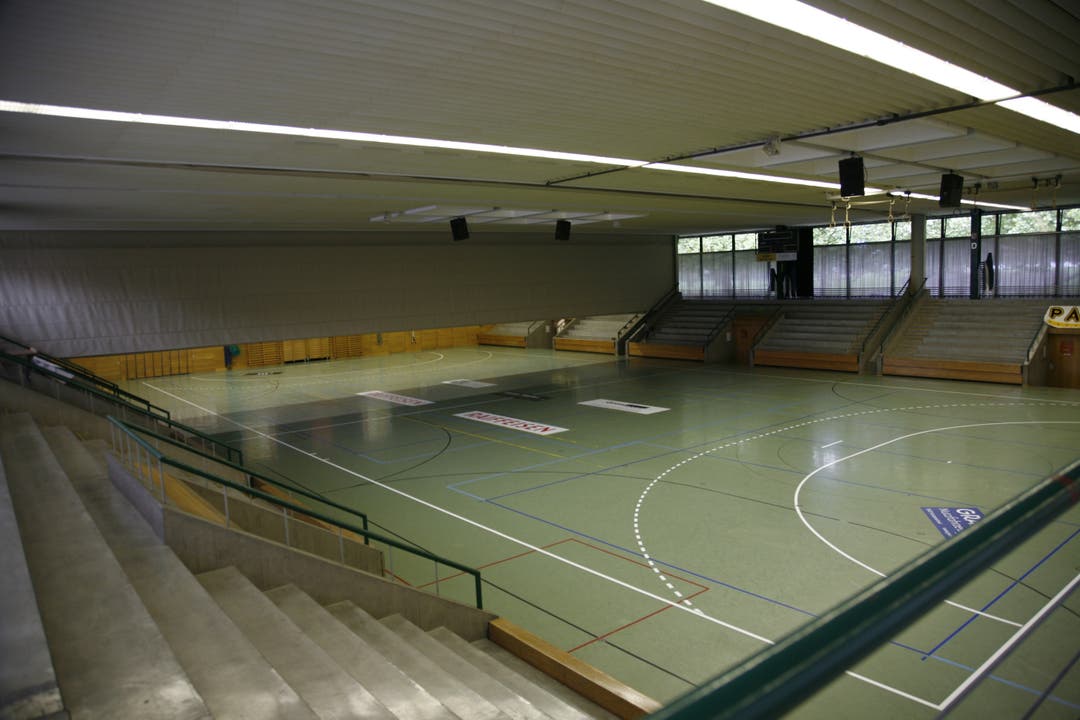 Sicht in den Innenraum der bestehenden Sporthalle Die Dreifach-Turnhalle: Im hinteren Drittel der Halle wird die Trennwand runtergelassen.