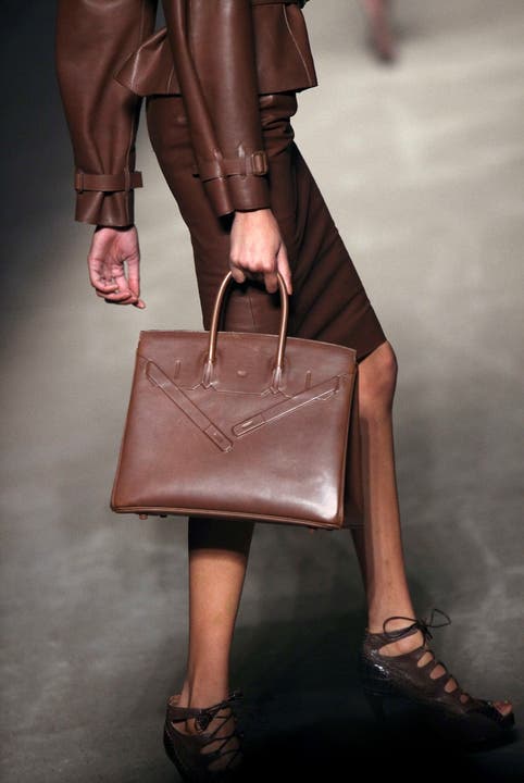 Hermès ist weltbekannt für seine Seidentücher, Handtaschen und Accessoires Die Handtaschen von Hermès (hier die Kollektion von Jean Paul Gaultier) sind begehrt.