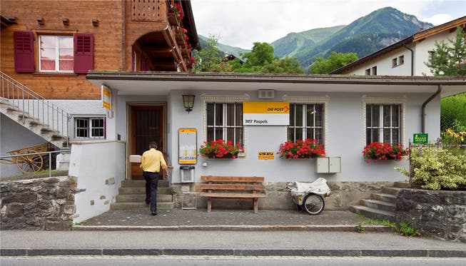 Traditionelle Poststelle wie jene von Papels haben wohl bald ausgedient. Derzeit testet die Post günstigere Variante.