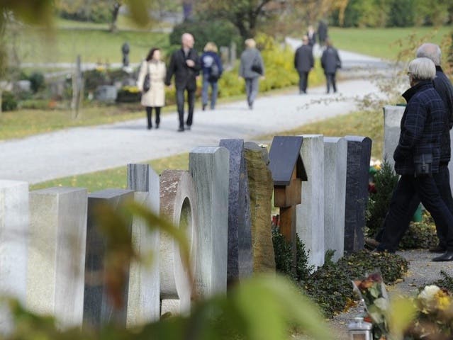 Jetzt im Kanton Zürich erlaubt: Ein Friedhof mit Grabmälern aus verschiedenen Materialien (Archiv)