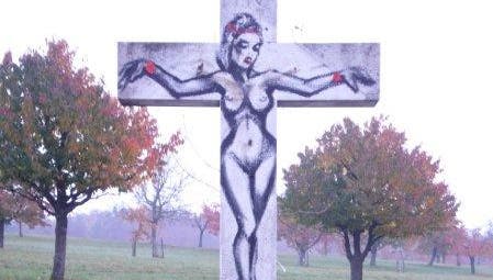 Die nackte Frau auf dem Kreuz