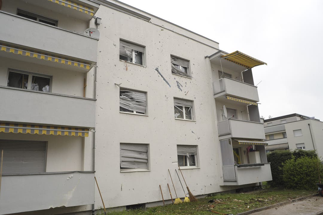 Die Explosion verursachte auch Schäden am Wohnhaus auf der gegenüberliegenden Strassenseite.
