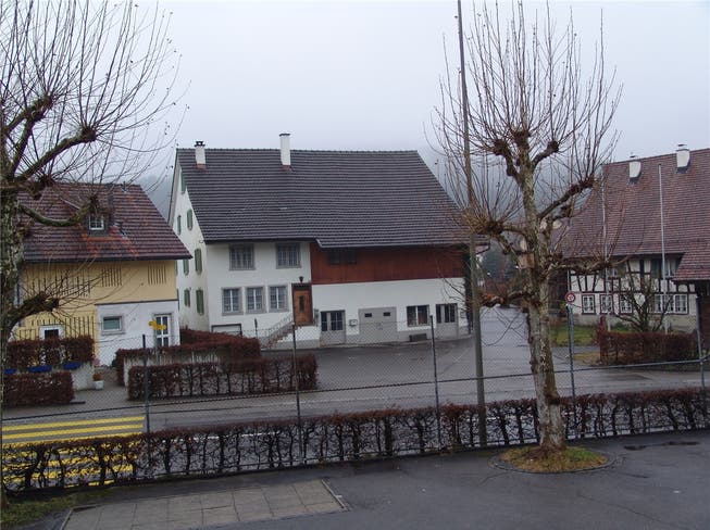 Das Bauernhaus Birmensdorferstrasse 104 (Mitte) prägt mit anderen Bauten Oberurdorf sehr stark.fuo