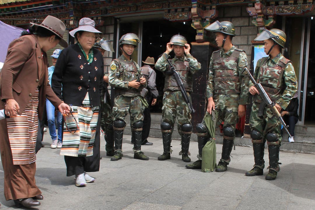 Chinesische Soldaten in den Strassen Lhasas