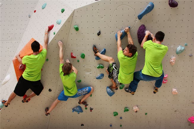 Kletterer testen die neue Boulderwand: Hier klettert man bis auf vier Metern Höhe ohne Seil, dafür über dicken Matten.