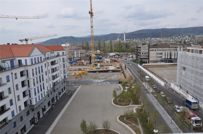 Die «kleine Stadt» wächst: Blick auf den Rapidplatz vom Dach der Westhöfe; links der Lindenhof.
