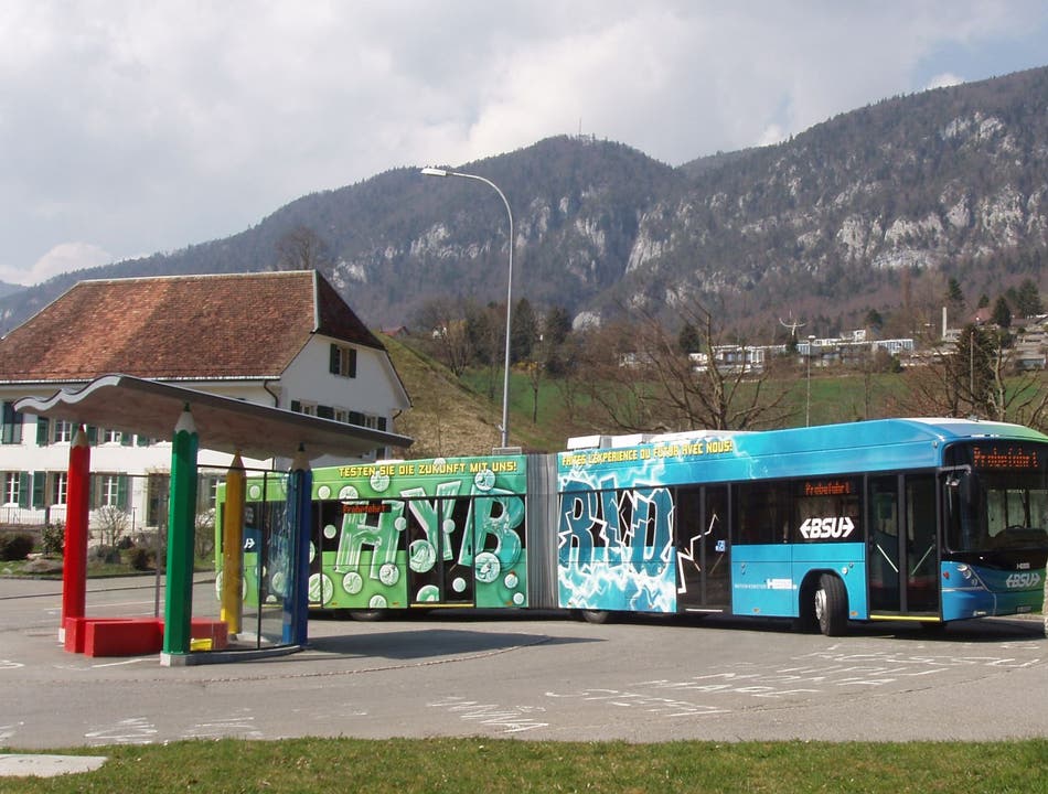 Der Hybrid-Bus der Firma «Hess» beim Test im Frühling 2011 in Oberdorf bei Solothurn