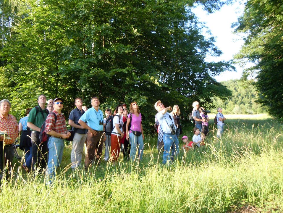 Ornithologe Adolf Fäs bringt die Teilnehmerinnen und Teilnehmer der Exursion zum Staunen.