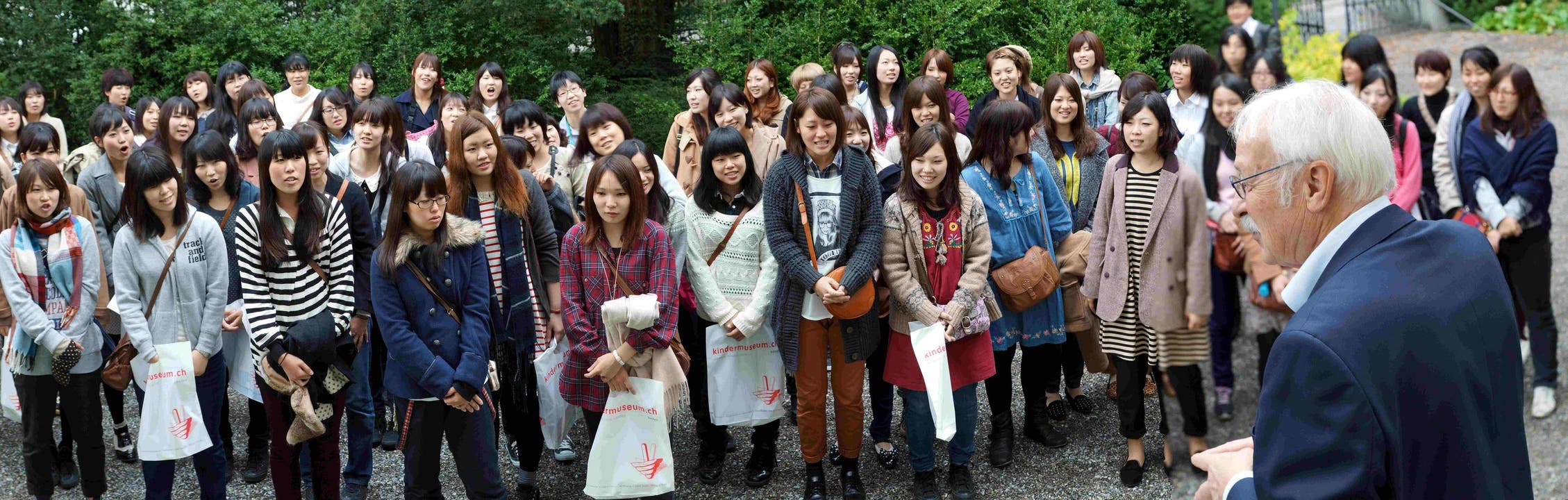 Die japanischen Studentinnen singen zum Dank ein Lied - Roger Kaysel ist gerührt