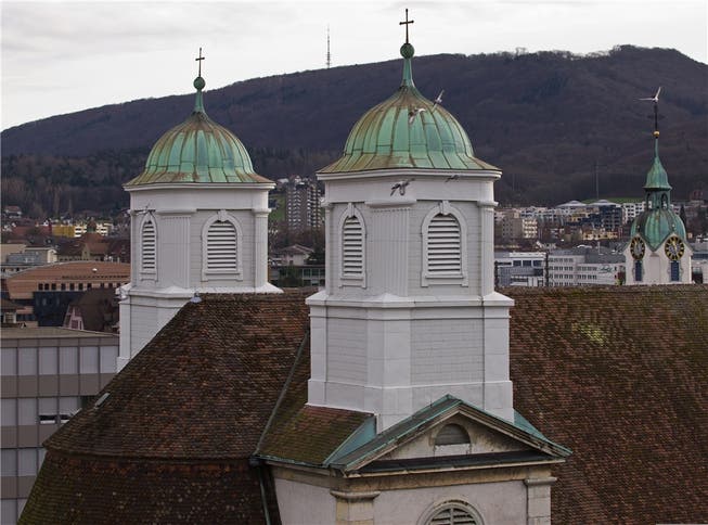 Die Turmspitzen der Stadtkirche: Grünspan und Rost haben der Verkleidung mittlerweile zugesetzt; ein Hinweis darauf, welches Material hier verwendet worden ist. Kurt Schibler