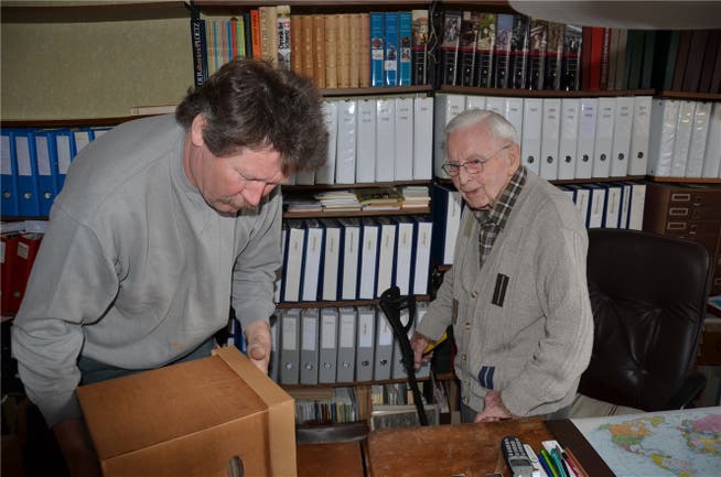 Leo Niggli verspürt keine Wehmut, als Werkarbeiter Ernst Haug mit dem Zügeln des Archivs beschäftigt ist.