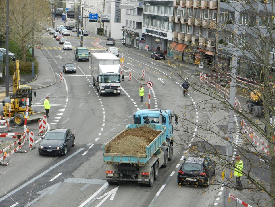 Verkehrssituation in Baden Hautnah an den Lastwagen: Die Arbeit der Verkehrslotsen ist oft gefährlich