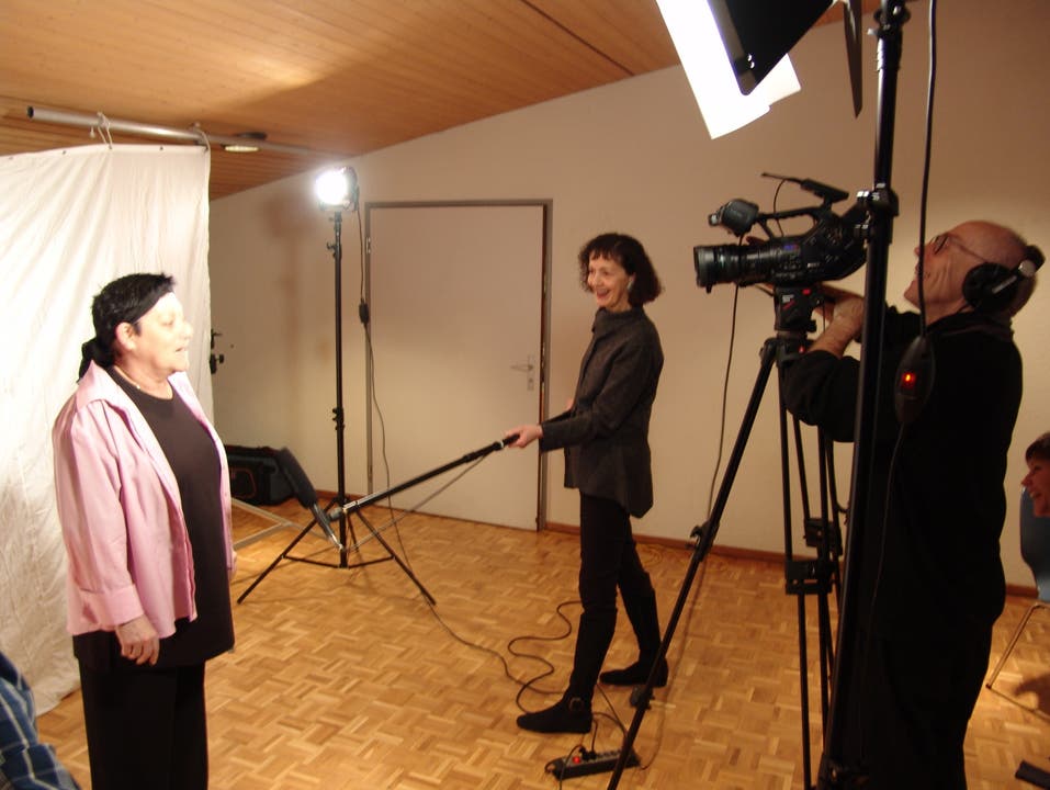 Filmer Beat Hebeisen filmt diePräsidentin des Aescher Frauenvereins Rägi Frei Geiger.