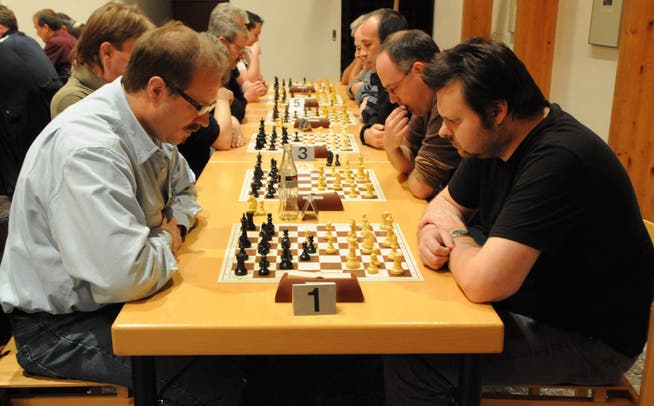 Hans Brunner (links) war am Blitz-Schachturnier kaum zu schlagen – auch Seriensieger Carlo Stöckli (rechts) hatte keine Chance.