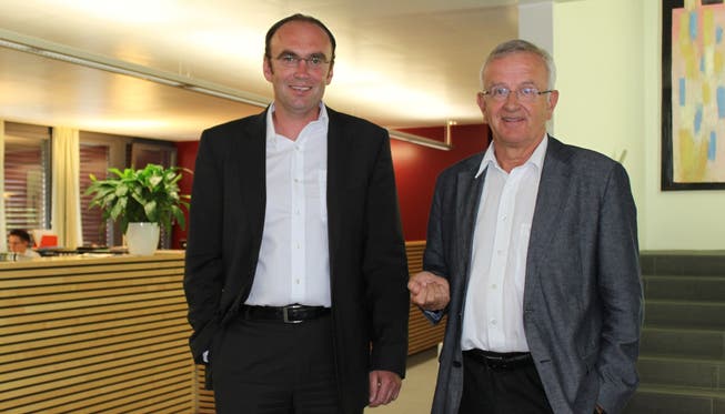 CEO Enrico Casanovas und Nachfolger Christian Rychen (links) in der Empfangshalle am Hauptsitz. at.