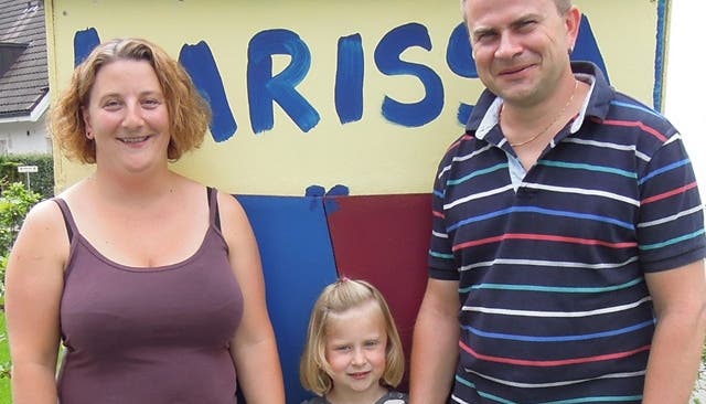Patrizia (35) und Christoph Schott (38) mit Tochter Larissa (5). Die Familie gibt vorübergehend die Autoschlüssel ab.