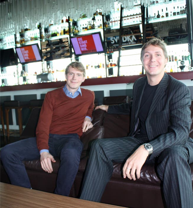 Elias (links) und Tobit Schäfer in der Bar Rouge im Messeturm.