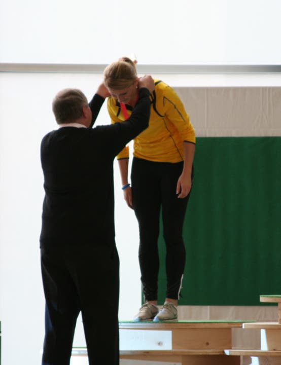 Ein Bild mit Gewohnheitsfaktor: Simone Werner wird für ihre Leistung mit einer Medallie ausgezeichnet.