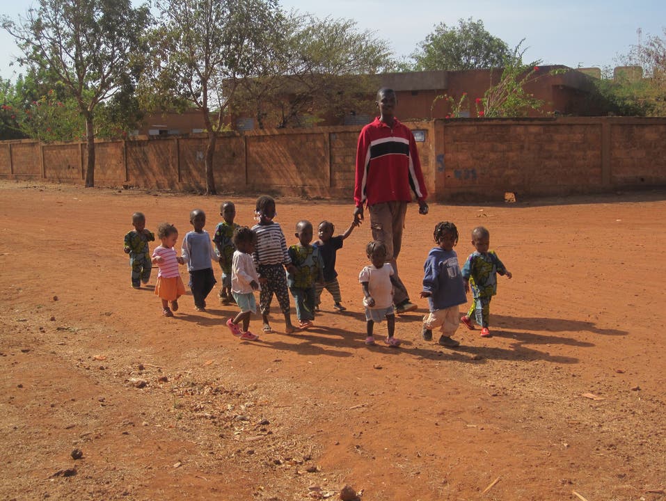 Die Kinder des Waisenhauses gehen spazieren