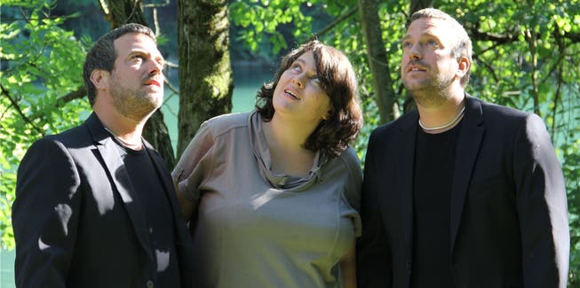 Die Vögeli-Zwillinge, Sven (links) und Serge, feiern am Freitag zusammen mit Slampoetin Patti Basler in Zeihen Premiere. Claudia Meier