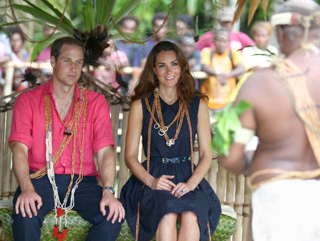 Prinz William und Kate hören einem Stammeshäuptling zu auf den Salomonen