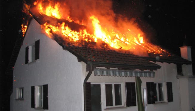 Brand zerstört in Bergdietikon Einfamilien