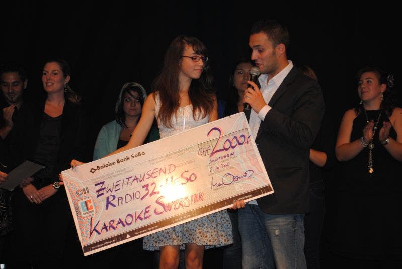  Sie gewinnt 2'000 Franken, gestiftet von der SoBa. Da sie sowieso bereits an den Schweizermeisterschaften im Karaoke teilnehmen darf, ging die Qualifikation an die zweitplatzierte.