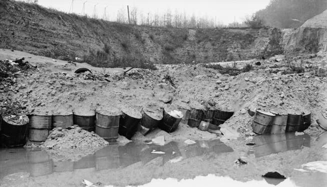 Das Bild zeigt, wie 1974 im Bärengraben abgelagert wurde. Die exakte Menge der Abfälle kennt niemand. Hans Lüthi/Archiv