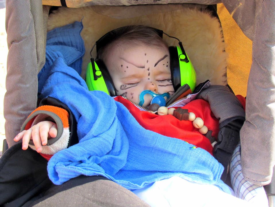 Der kleineste Wettinger Fasnächtler 2012 schlief seelenruhig trotz kakafonischem Lärm