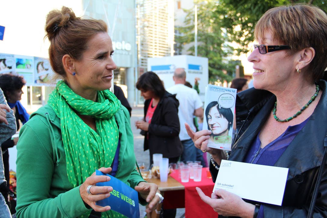 Ruth Jermann (rechts), Projektleiteri,n erzählt Sabine Wiemann wie die Online-Aktion ich schreibe funktioniert