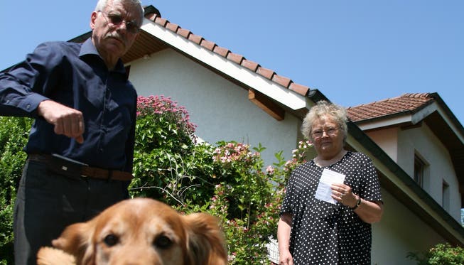 Eduard und Marjatta Maurer mit Busse und Hund Timo.