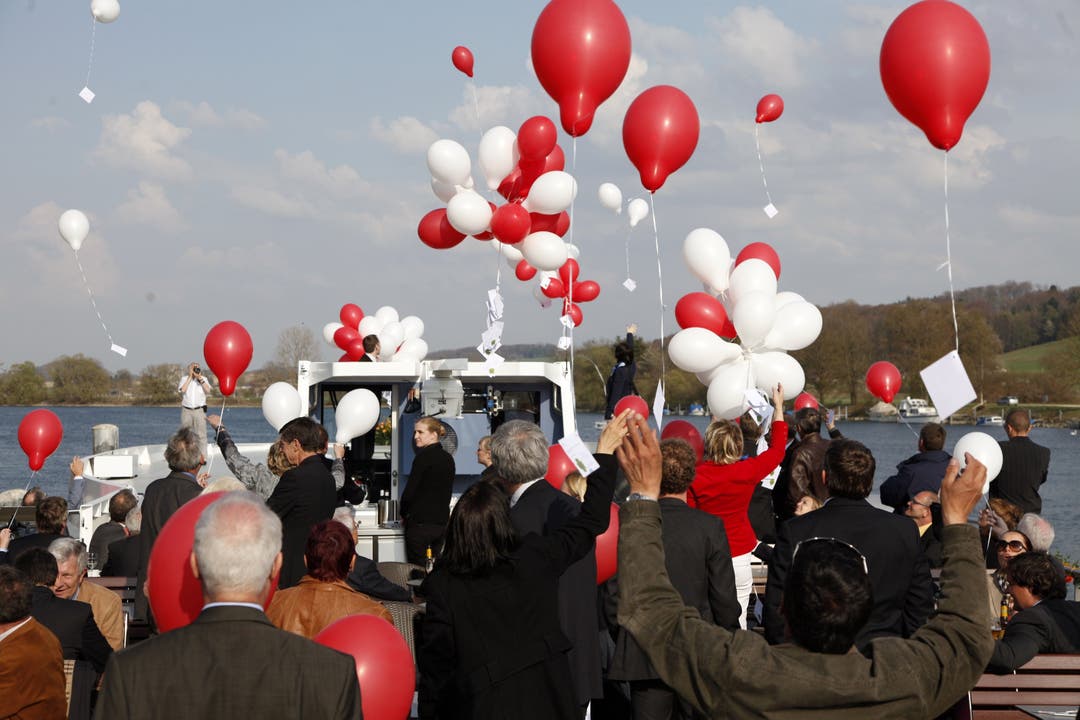 Ballons zu Ehren des neuen Schiffes