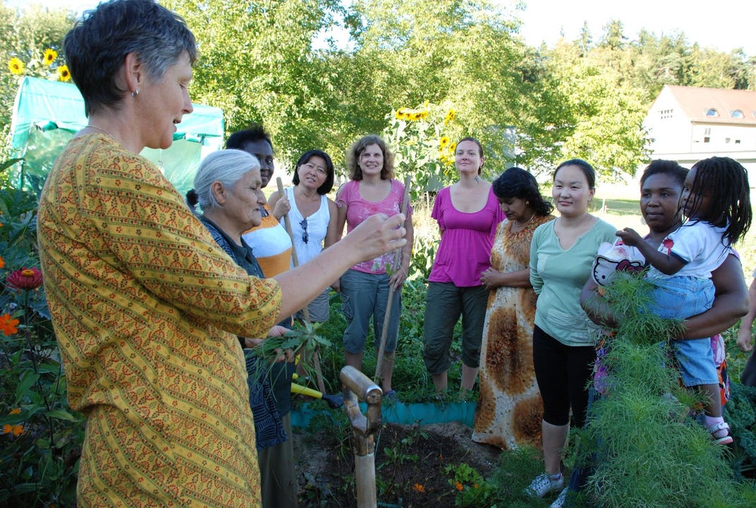 Deutschkurs im Garten: Brigitte Denk (links) vom Heks erklärt den Frauen, wie die Pflanzen heissen. Bilder: Erna Lang