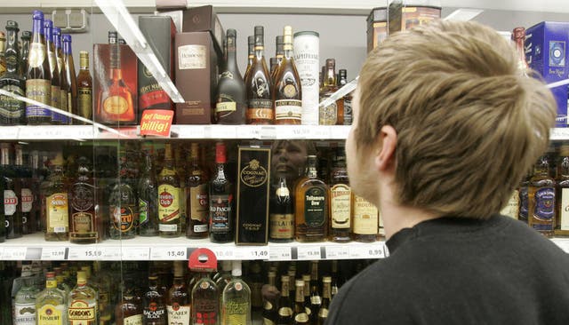 Wie leicht kommen Jugendliche in Dietikon an Alkohol? (Symbolbild)